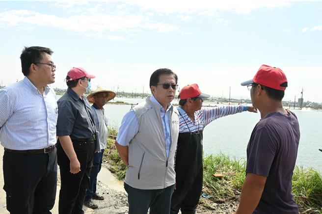 农业部28日公告云林县、嘉义县、台南市及屏东县市的渔产业全品项现金救助及低利贷款。图为农业部次长黄昭钦（中）今天上午前往高雄兴达养殖生产区鱼塭勘灾，听取受灾渔民的心声。（林雅惠摄）