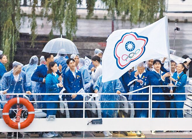 中华代表团与塔吉克、坦尚尼亚、查德同船，在第74艘船进场，由孙振、戴资颖（右）担任掌旗官。（路透）