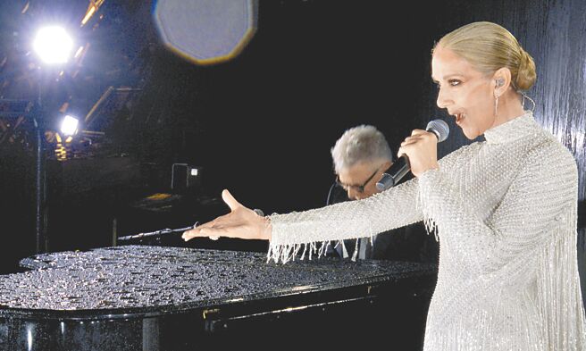 铁肺天后席琳狄翁于巴黎奥运开幕压轴献唱，美声感动全场。（美联社）