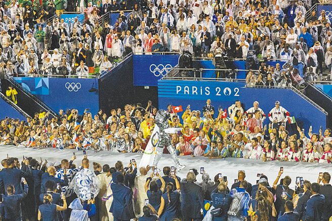 开幕典礼安排银色铠甲骑士身披奥林匹克五环旗，手捧旗帜缓步进场，准备升旗。（杜宜谙摄）