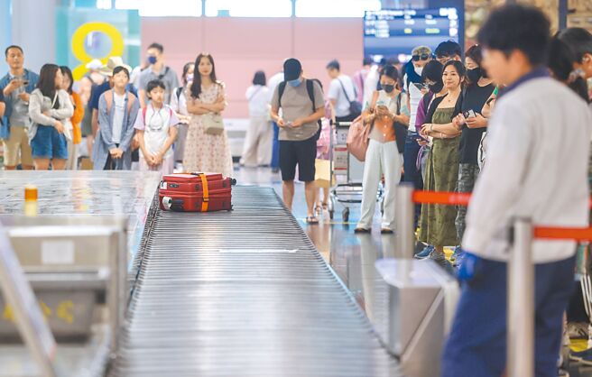 桃園機場26日恢復航班起降，有不少旅客光是領取行李，就等待數小時，因此飆罵地勤人員。圖為旅客在行李轉盤等候領取行李。（示意圖，非新聞當事人／陳麒全攝）