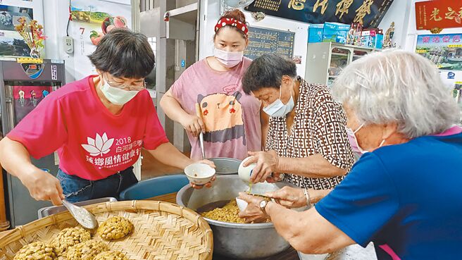 「稻荷咖工作坊」販售各式農特產品，其中社區媽媽製作的破布子，所得盈餘回饋給社區。（吳長庚提供／張毓翎台南傳真）