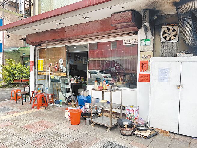 台北市南港40年老店「鹅肉周」疑似爆发食物中毒事件，造成11人身体不适就医。（黄敬文摄）