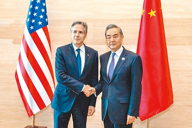 中共中央政治局委員、大陸外交部長王毅27日在寮國首都永珍，會見美國國務卿布林肯。（摘自中國外交部網站）