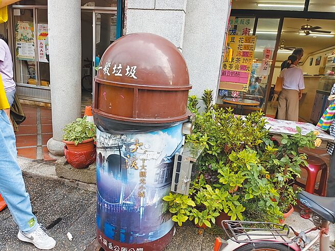 桃园市环保局环境管理处在桃园观光景点80个垃圾桶设置红外线感测器，垃圾若8分满，就会通知清洁人员，让垃圾桶不再溢出。（赖佑维摄）