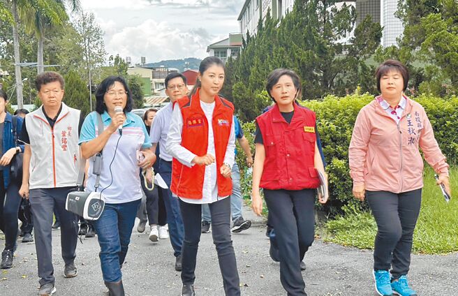 行政院副院長鄭麗君（右二）27日到南投縣水里國中勘災，承諾全力支持地方災後重建。（行政院提供／馮惠宜南投傳真）