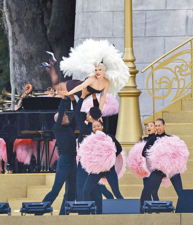 女神卡卡為奧運開幕第一位表演藝人，精采歌舞獲得滿堂采。（路透）