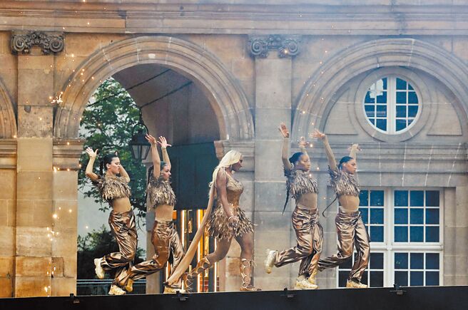 法國歌手阿雅中村一身金色Dior禮服登台獻唱。（路透）