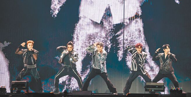 Energy 坤達（左起）、Toro、阿弟、書偉、牛奶27日穿「能量王者裝」唱跳登場，霸氣十足。（羅永銘攝）