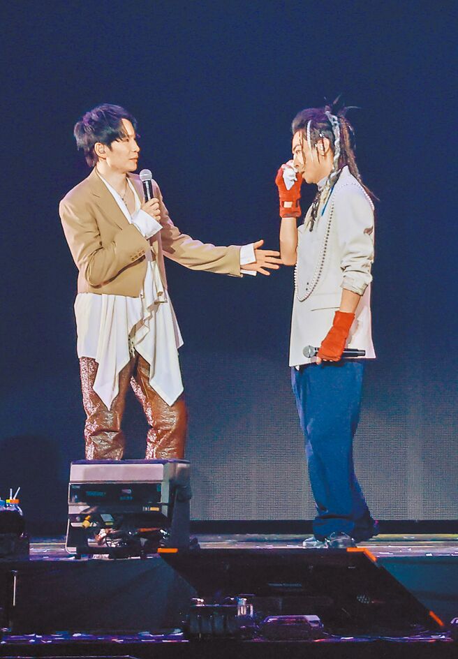 Toro（右） 27日忍不住哭了，牛奶在旁打氣。（羅永銘攝）