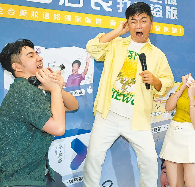 吴宗宪（右）带着儿子鹿希派一同出席美妆店一日店长活动。（实习摄影记者刘伟宏摄）