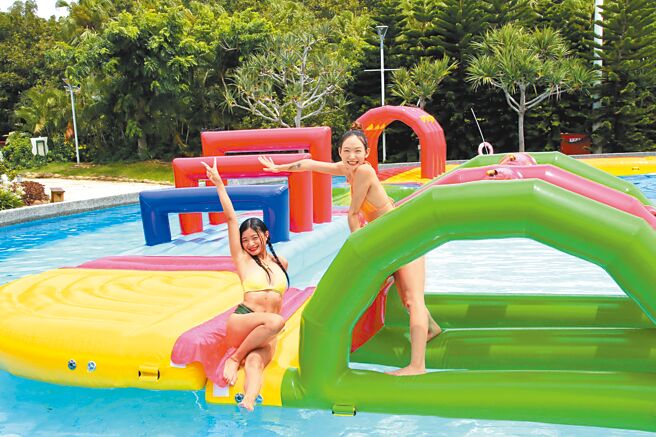 馬拉灣全新「水上氣墊」，適合三五好友、家族旅遊一起玩。（麗寶樂園提供）