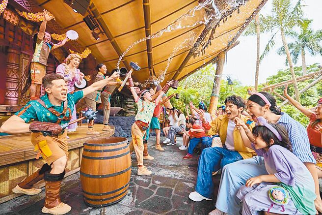 香港迪士尼樂園不同迪士尼故事的角色，與遊客一起玩水消暑。（香港迪士尼樂園提供）