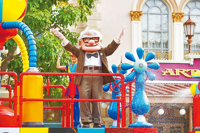 迪士尼的卡通明星在水花大街派對上與遊客同樂。（香港迪士尼樂園提供）