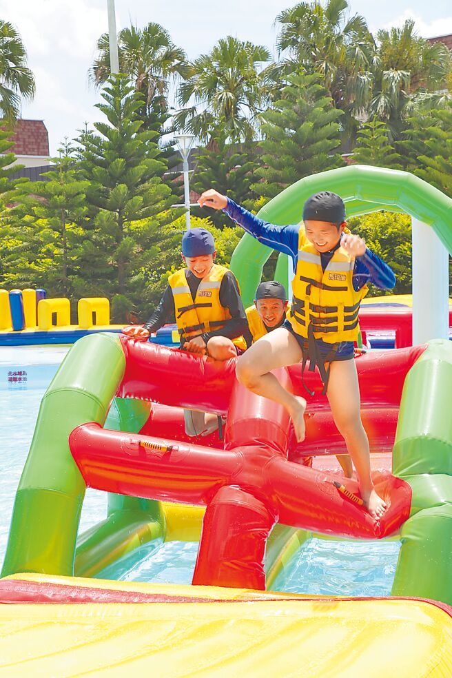 總長100米的「水上氣墊」讓親子互相較量增進情感。（麗寶樂園提供）