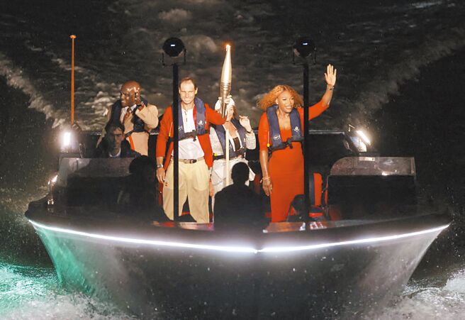 美國短跑名將路易士（左起）、西班牙網球名將納達爾、羅馬尼亞體操皇后柯曼妮西及美國女網天后小威廉絲，乘著快艇在塞納河傳遞巴黎奧運聖火。（路透）