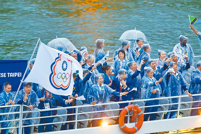 中华代表团搭乘编号74的船只，在大雨中参与巴黎奥运开幕典礼。（中华奥会提供）