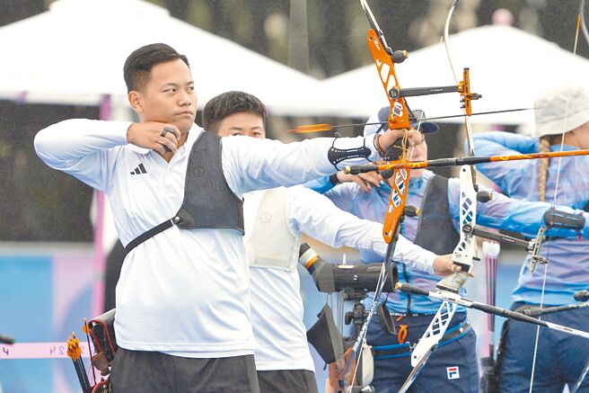 巴黎奧運射箭混雙27日舉行加賽，中華隊選手戴宇軒（左起）、雷千瑩以19比18戰勝荷蘭，晉級16強。（杜宜諳攝）
