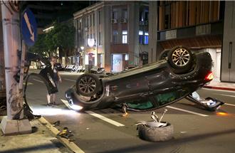 男子深夜自撞分隔岛翻车 身上藏有5颗「毒菸弹」送法办