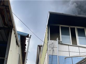 高雄印刷電路板廠火警飄惡臭 環保局呼籲非必要減少外出