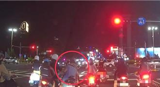 女騎士疑中暑！等紅燈突倒地嚇壞路人 幸遇暖警協助無大礙