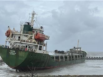凯米颱风袭台8外籍船南部搁浅 预估1周内移除残油