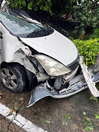 颱風路樹傾倒！遭2車先後撞擊釀1死　家屬質疑未做警戒措施