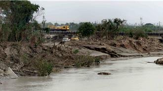 八掌溪橋路基掏空鐵軌懸半空 新營嘉義台鐵中斷以公路接駁