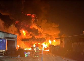 龜山倉儲大火頻爆炸　15小時終撲滅！燒掉連棟4廠房