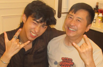 庾澄庆喜迎63岁大寿！帅儿「小哈利」现身了　比1手势感动粉丝