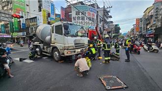 五股水泥車與機車碰撞　女騎士一度卡車頭底送醫