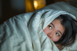 年幼的弟弟用床铺摩擦下体　小姊姊目击惨变「傻眼猫咪」