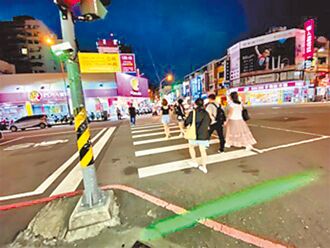 提升道安 中市設地面投影紅綠燈