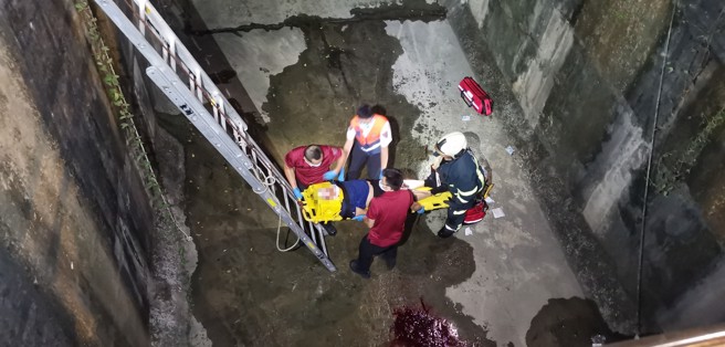 北市一名约60岁的老翁，疑似骑脚踏车自撞，人跌落5米深的排水沟内，被消防队员救出送医。（翻摄画面）