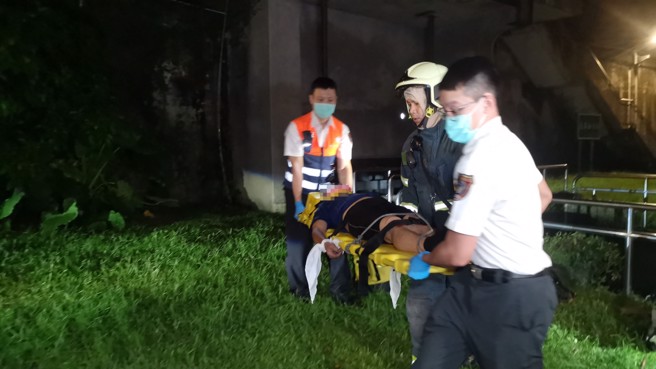 北市一名约60岁的老翁，疑似骑脚踏车自撞，人跌落5米深的排水沟内，被消防队员救出送医。（翻摄画面）
