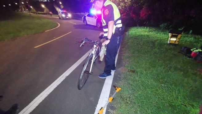 北市一名约60岁的老翁，疑似骑脚踏车自撞，人跌落5米深的排水沟内，被消防队员救出送医。（翻摄画面）