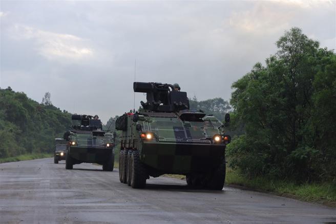 542旅联兵3营实施战备侦巡训练，官兵驾驶CM32装步指挥车等各式轮型装甲车遂行机动。（542旅提供）