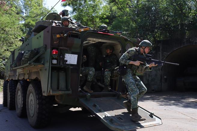 迅速抵达战术位置后，官兵随即实施下车战斗演练，熟稔接战程序。（542旅提供）