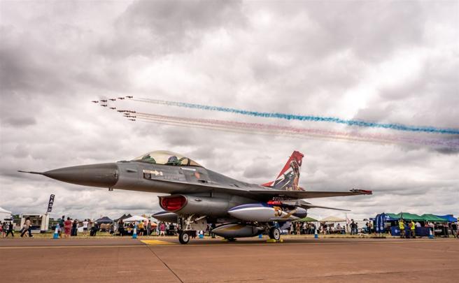    參與「皇家國際航空展」地面展示的F-16彩繪機，與執行飛行表演的特技小組相映成趣。（取自AirTatoo「X」帳號）