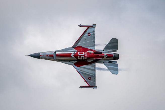     丹麥F-16戰機在機腹繪製醒目的「50」字樣，慶祝F-16首飛50週年。（取自AirTatoo「X」帳號）