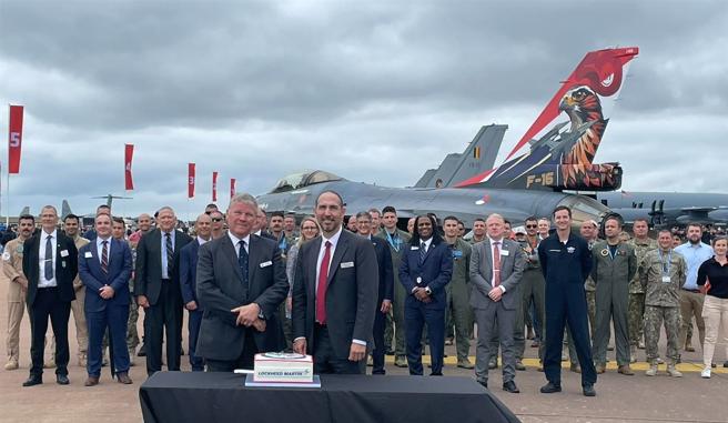     洛馬公司與多國空軍代表齊聚一堂，宣揚F-16對美國與西方民主盟邦的重要貢獻。（取自洛馬英國分公司「X」帳號）