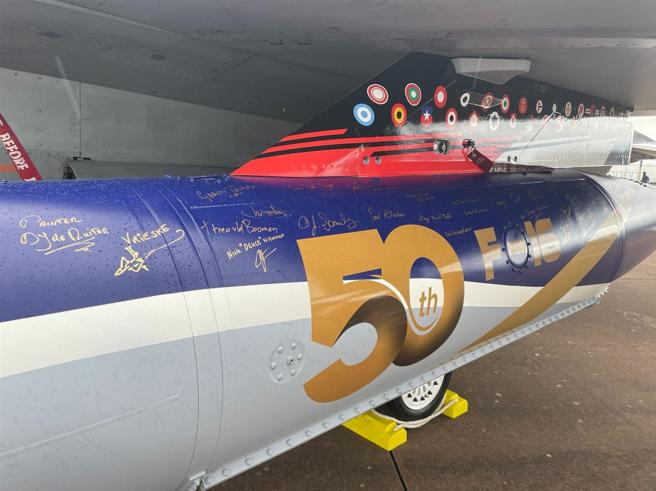  F-16彩繪機派龍架上，繪製了包括我國在內的數十國用戶國旗。（取自洛馬英國分公司「X」帳號）