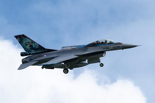     荷蘭空軍F-16戰機在垂尾上繪製國名，紀念參與科索沃、伊拉克、敘利亞等多場軍事行動的輝煌戰史。（達志影像／歐新社資料照片）