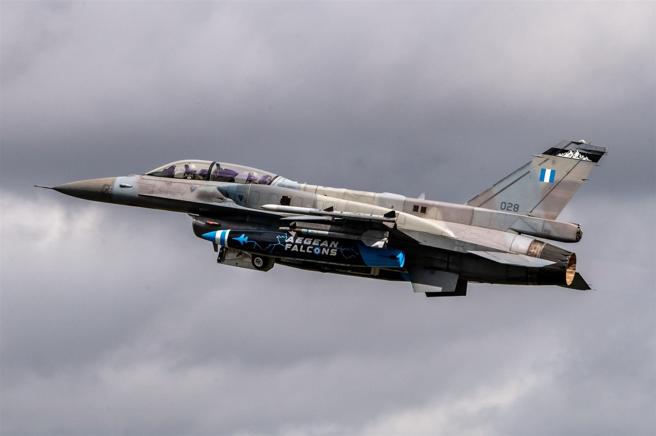     希臘F-16D 戰機在副油箱上繪製「愛琴海戰隼」字樣，頗具獨特美感。
（取自AirTatoo「X」帳號）