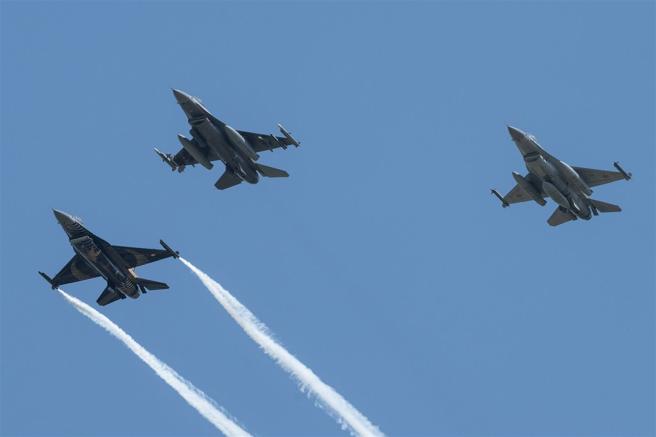  3架F-16編隊飛越會場上空，成為航迷目光焦點。（達志影像／歐新社資料照片）