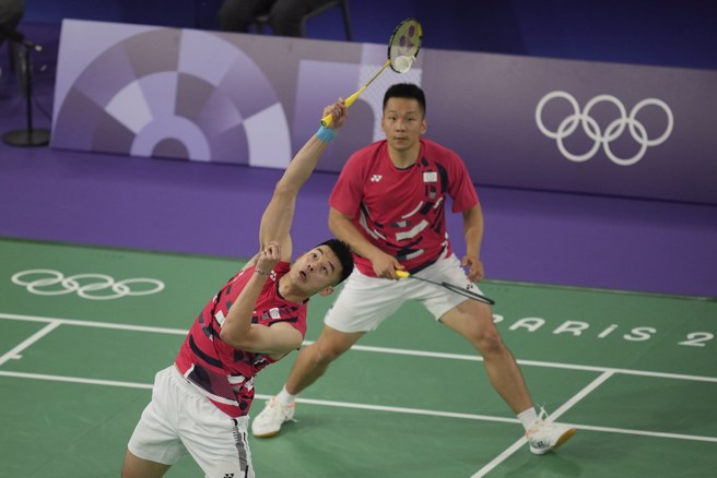王齊麟(左)與李洋拿到小組賽2連勝。(美聯社資料照)