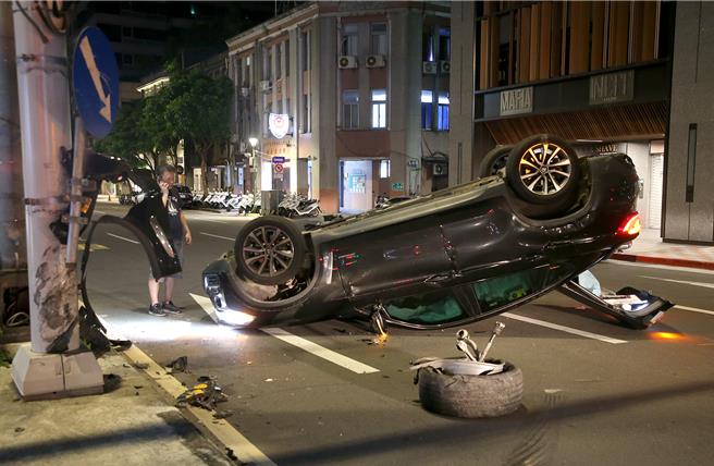 因撞击力道过大，导致车身翻覆，车辆零件四散。（赵双杰摄）
