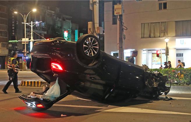 因撞击力道过大，导致车身翻覆，车辆零件四散。（赵双杰摄）