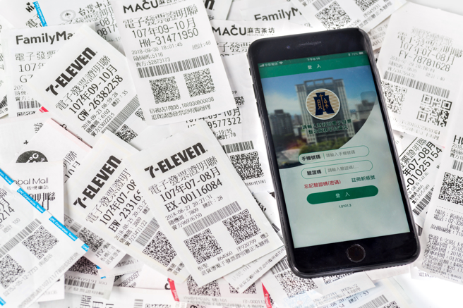 女子存在載具的發票，同時對中兩個獎。（示意圖，shutterstock／達志）