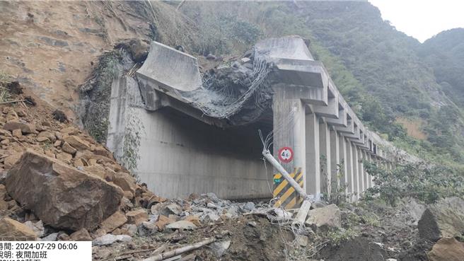 嘉义县阿里山乡台18线、70.2K明隧道今(29日)清晨5点40分传出遭巨大落石砸毁，交通中断。（读者提供／吕妍庭嘉义传真）
